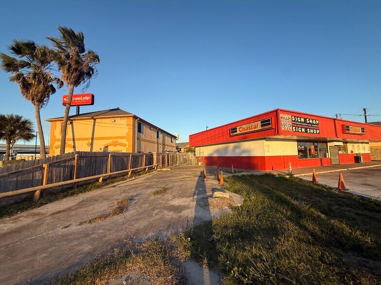 More Photos Of 2214 Leopard St, Corpus Christi Freestanding For Sale