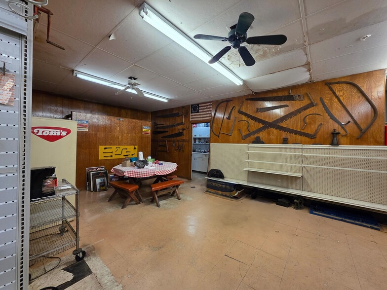 More Photos Of 1440 Gulfway Dr, Winnie Showroom For Sale