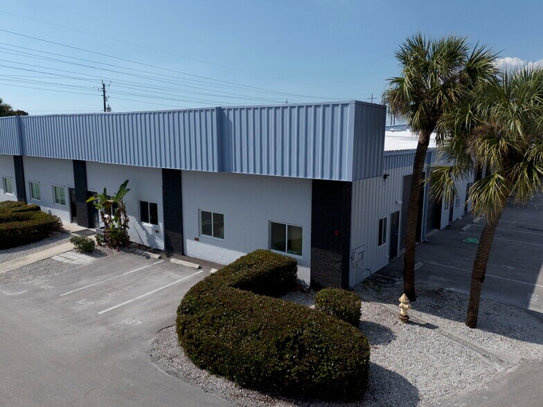 More Photos Of 4755 Mercantile Ave, Naples Unknown For Lease