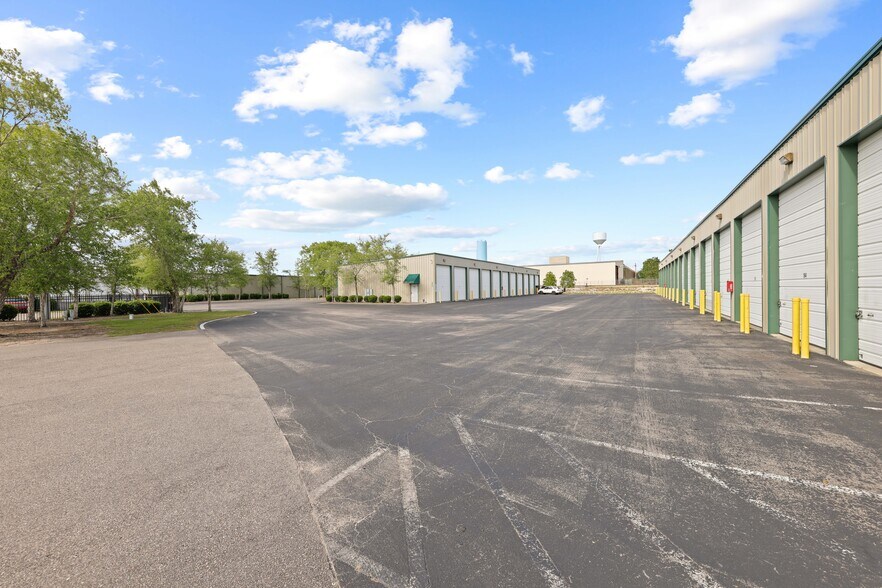 More Photos Of 202 Transcom Ct, Wilmington Self Storage For Lease