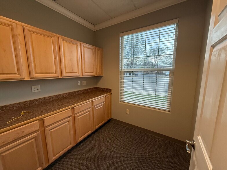 More Photos Of 1405 Victor Ave, Redding Office For Lease