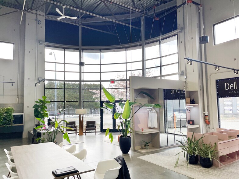 More Photos Of 5529 192nd St, Surrey Showroom For Lease