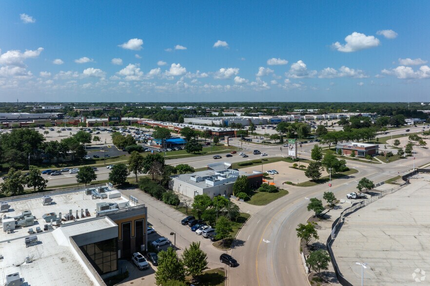 More Photos Of 700 E Townline Rd, Vernon Hills Freestanding For Lease