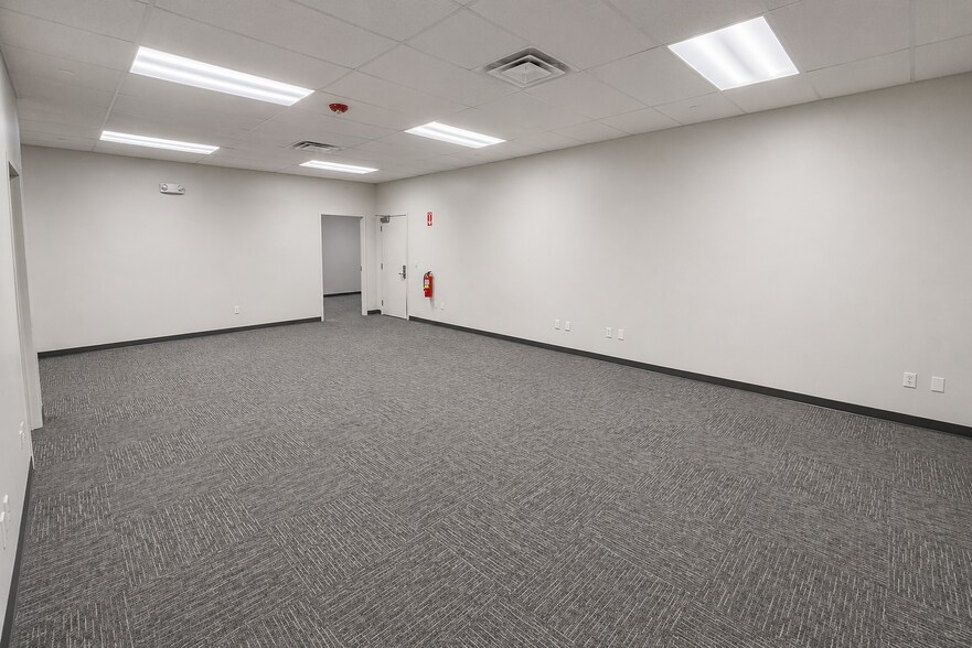 More Photos Of 5000 SW Regional Airport Blvd, Bentonville Warehouse For Lease