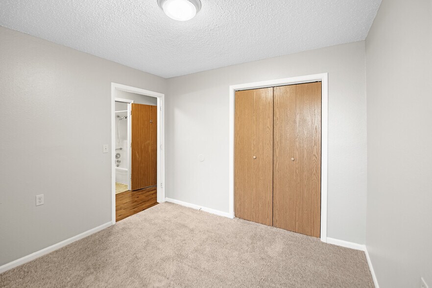 More Photos Of 408 SE 7th St, Oak Grove Apartments For Sale