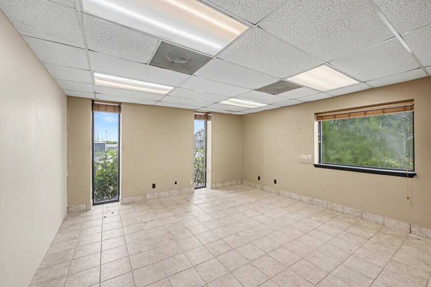 More Photos Of 3807 Oates Rd, Houston Showroom For Lease