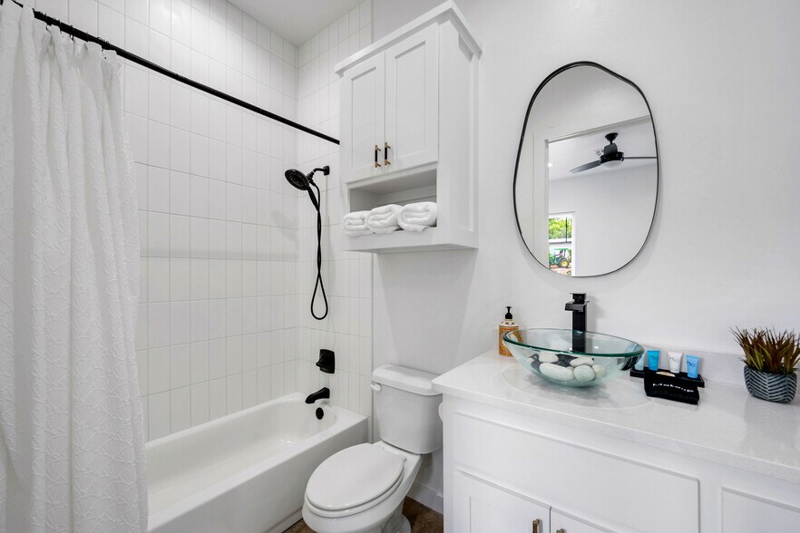 More Photos Of 115 Sheridan North St, Medicine Park Multifamily For Sale