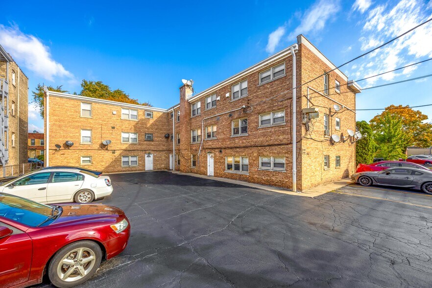 More Photos Of 4905 W Louise St, Skokie Apartments For Sale