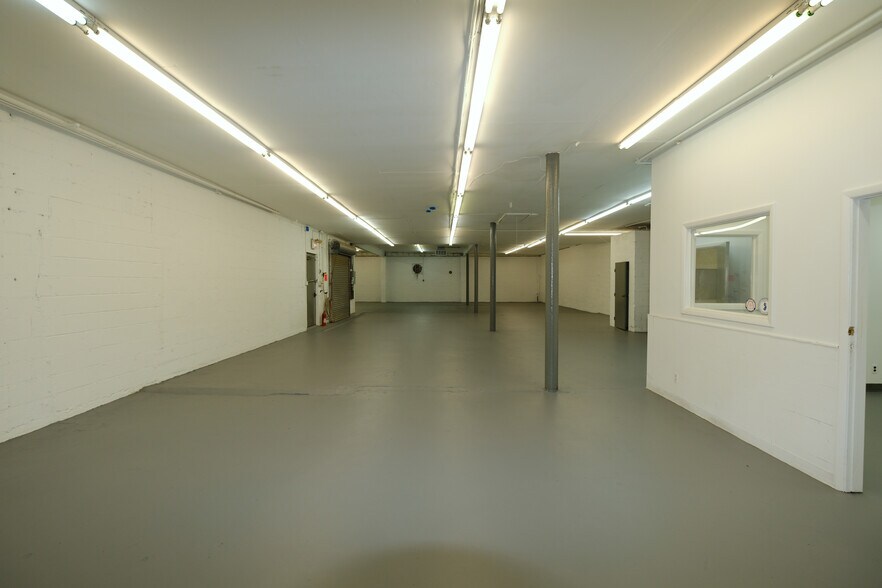 More Photos Of 30 W Price St, Linden Showroom For Lease