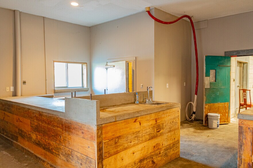 More Photos Of 400 N Austin Pky, Brenham General Retail For Sale