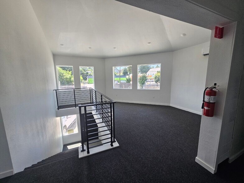 More Photos Of 5833 NE Portland Hwy, Portland Flex For Sale