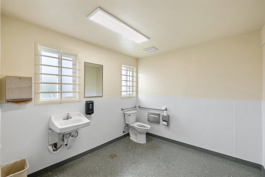 More Photos Of 482 Manor Plz, Pacifica Storefront For Sale