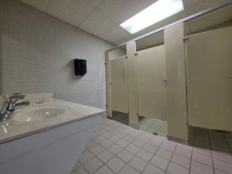 More Photos Of 404 St Andrews Dr, Greenville Office For Lease