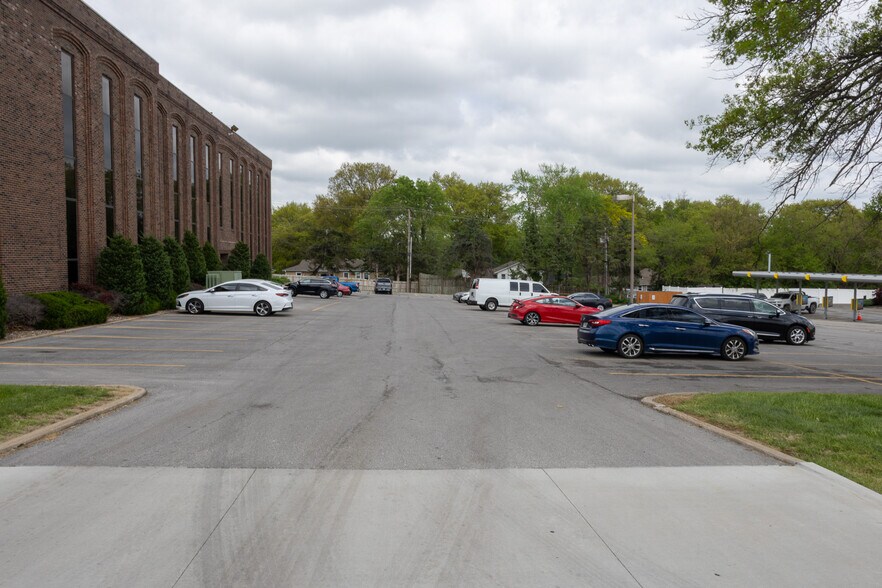 More Photos Of 400 E Red Bridge Rd, Kansas City Medical For Sale