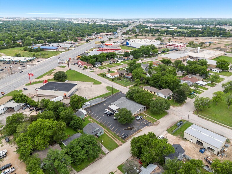 More Photos Of 1301 S 30th St, Waco Office For Sale