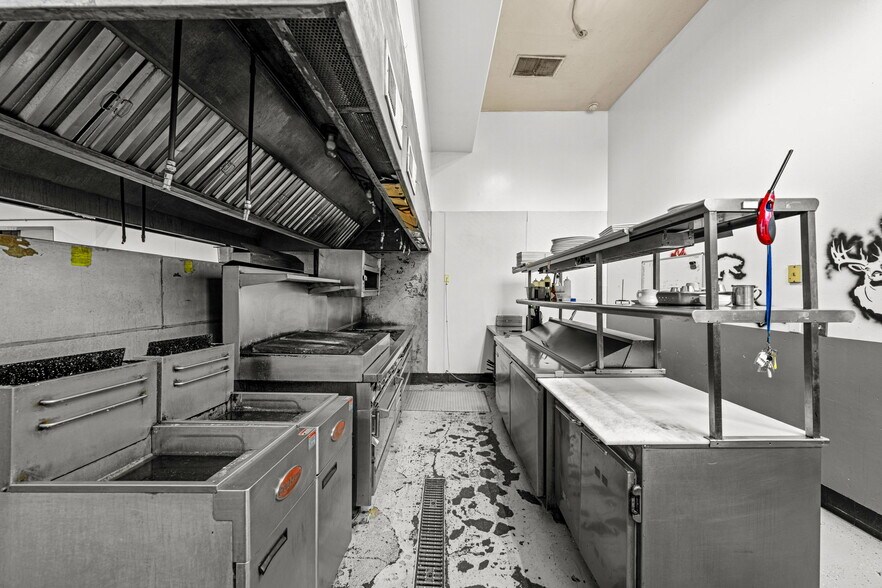 More Photos Of 701 E 2nd Ave, Durango Showroom For Lease