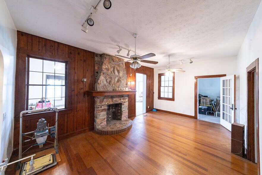 More Photos Of 1319 Opelika Rd, Auburn General Retail For Sale