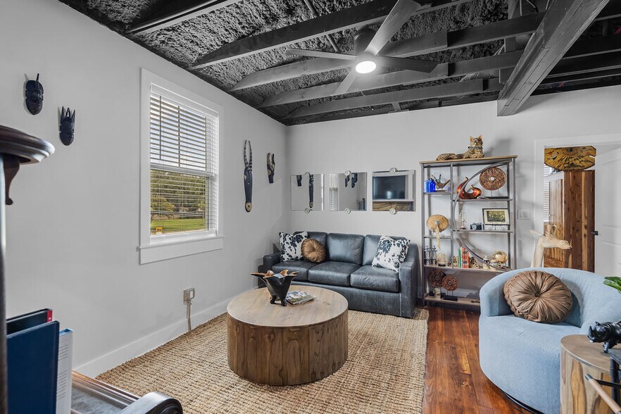 More Photos Of 156 Camellia St, Biloxi General Retail For Sale
