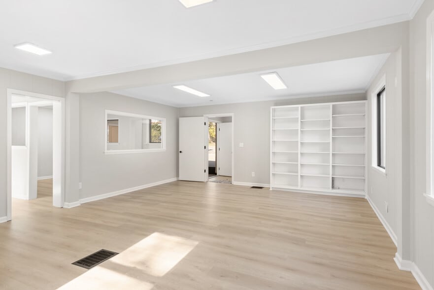 More Photos Of 130 Emmitt Ave, Madison Office For Sale