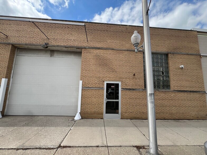 More Photos Of 7829-7839 W Grand Ave, Elmwood Park Warehouse For Lease