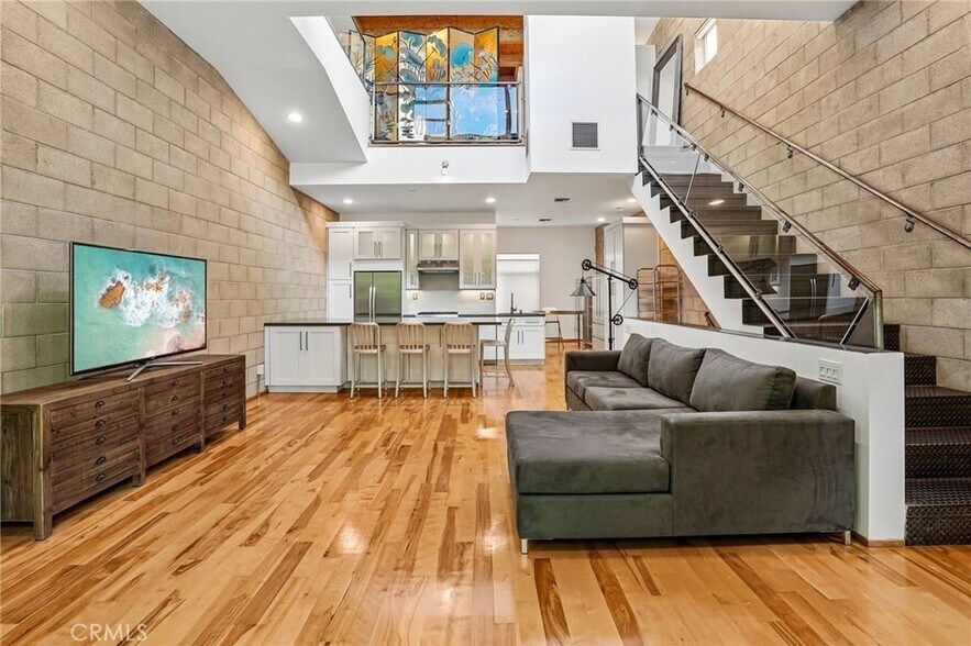 More Photos Of 717 N Highland Ave, Los Angeles Light Distribution For Sale