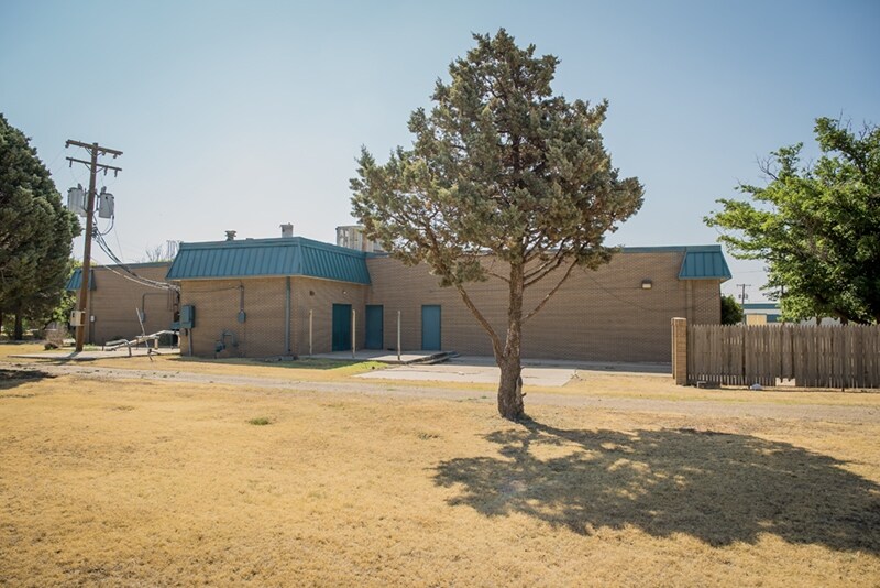 More Photos Of 9712 8th Dr, Lubbock Office For Lease