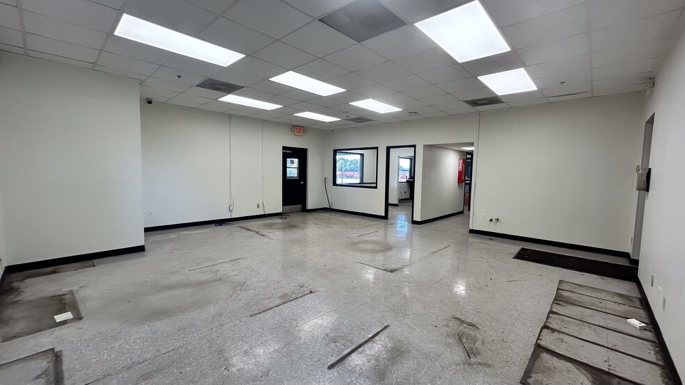 More Photos Of 9801 Palm River Rd, Tampa Truck Terminal For Lease