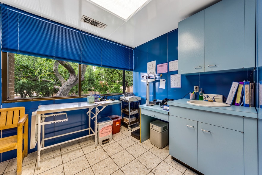 More Photos Of 8345 Walnut Hill Ln, Dallas Medical For Sale