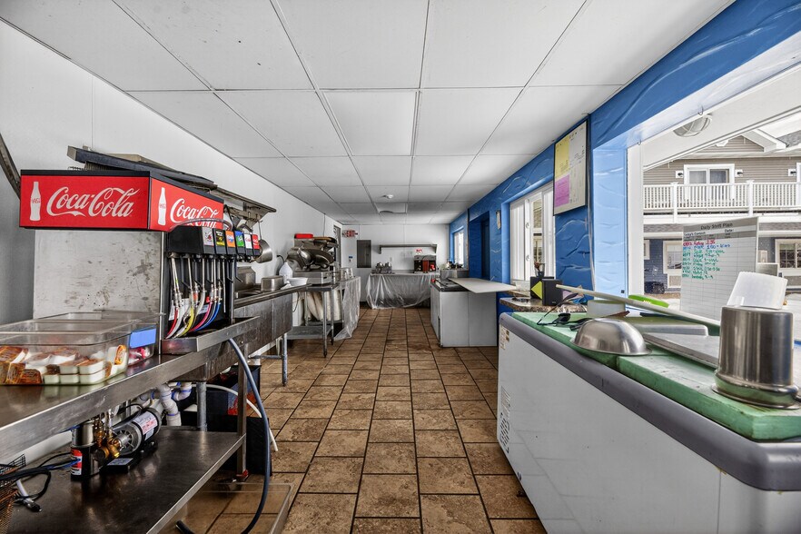 More Photos Of 1 Angell Rd, Narragansett Storefront Retail Residential For Lease