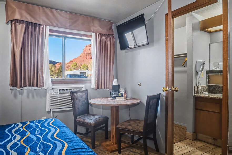 More Photos Of 386 E 300 S, Kanab Hotel For Sale
