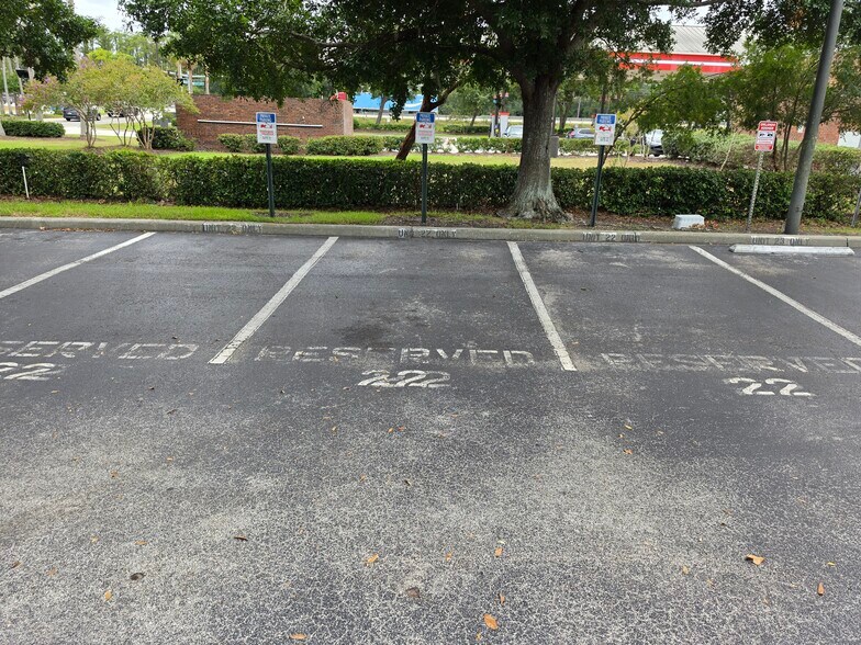 More Photos Of 7901 Kingspointe Pky, Orlando Showroom For Lease