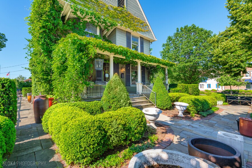 More Photos Of 428 W State St, Geneva Freestanding For Sale