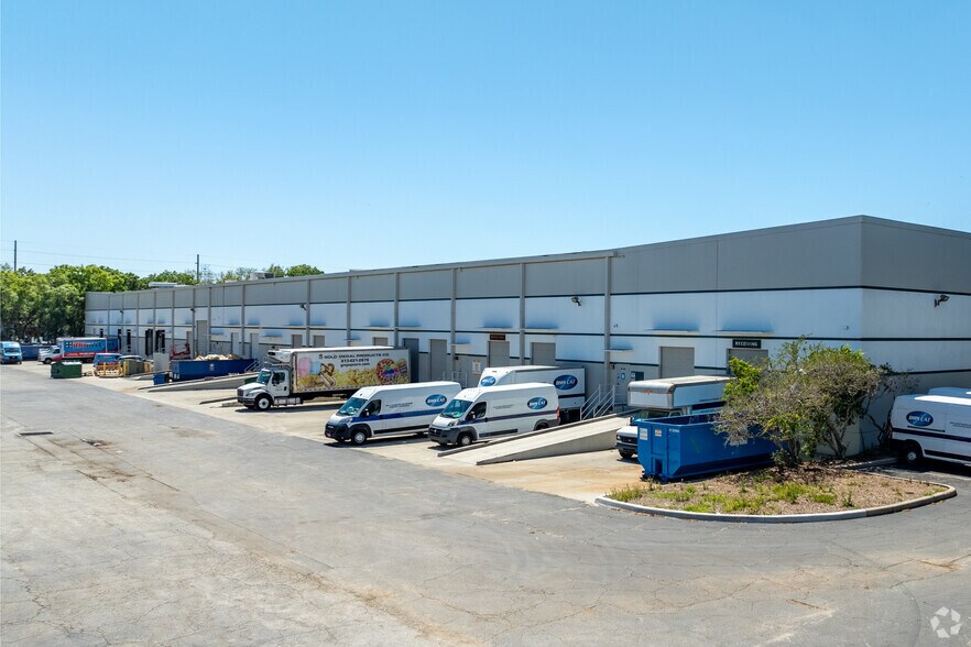 More Photos Of 9208 Palm River Rd, Tampa Warehouse For Lease
