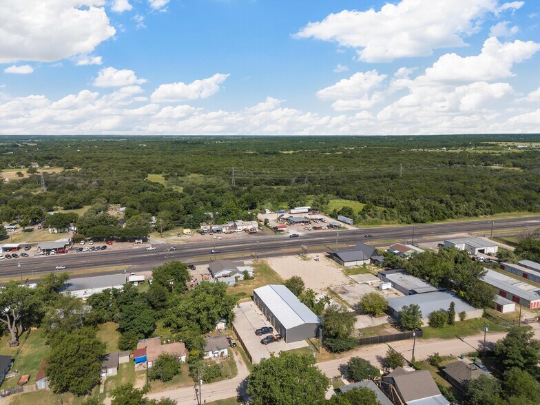 More Photos Of 210-212 Stanfield Dr, Waco Light Manufacturing For Lease