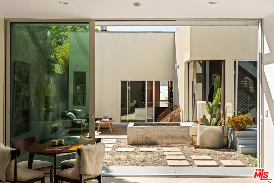 More Photos Of 1076 Palms Blvd, Venice Apartments For Sale