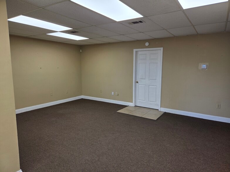 More Photos Of 3140 Lees Ln, Mobile Light Distribution For Lease