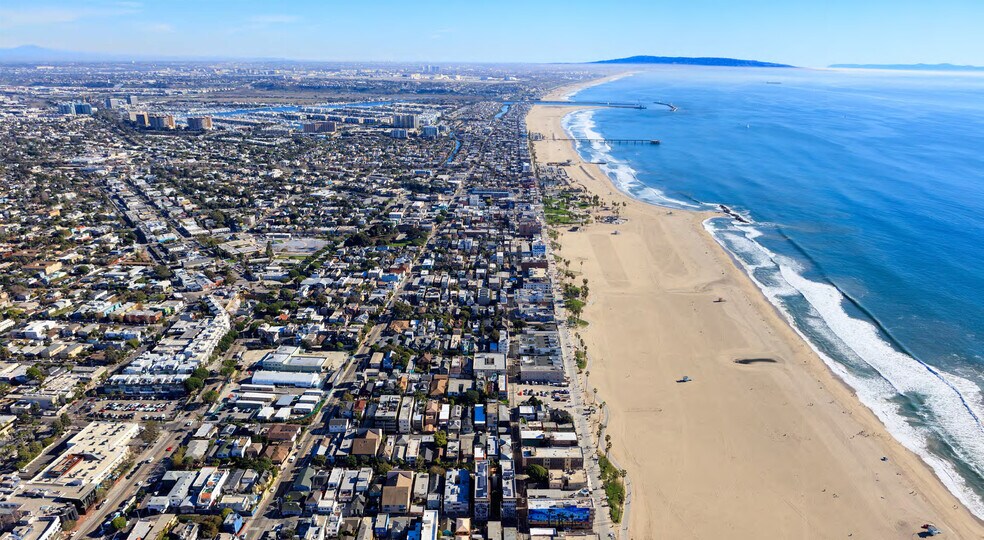 More Photos Of 701 Ocean Front Walk, Venice Unknown For Lease