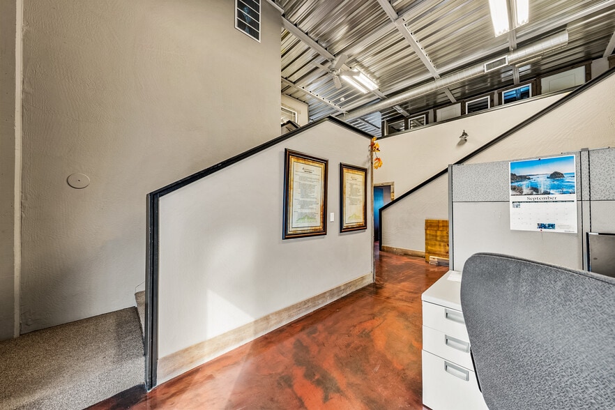 More Photos Of 3811 Crater Lake Hwy, Medford Warehouse For Sale