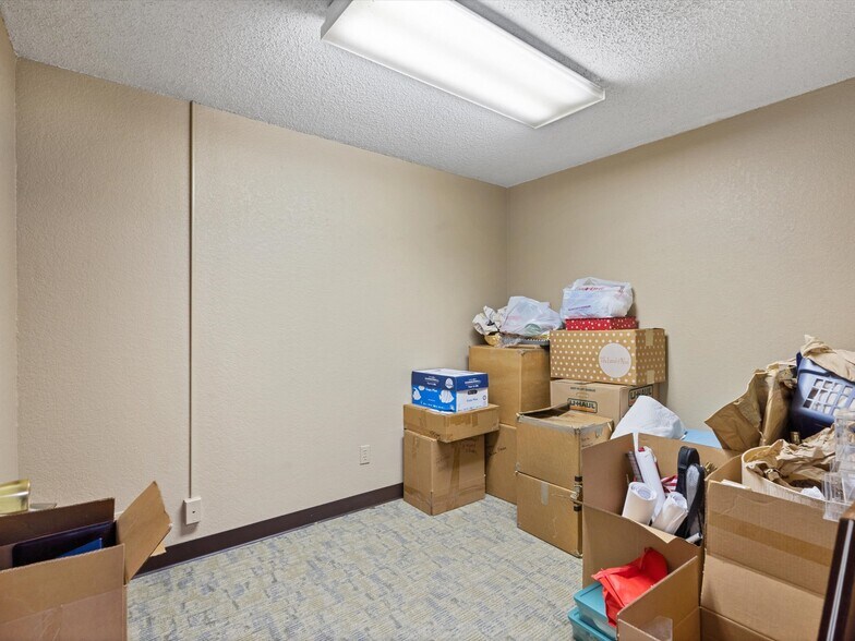 More Photos Of 104 S Main St, Cleburne Office For Sale