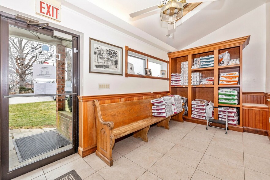 More Photos Of 806 Park Ave, Mount Airy Office For Sale