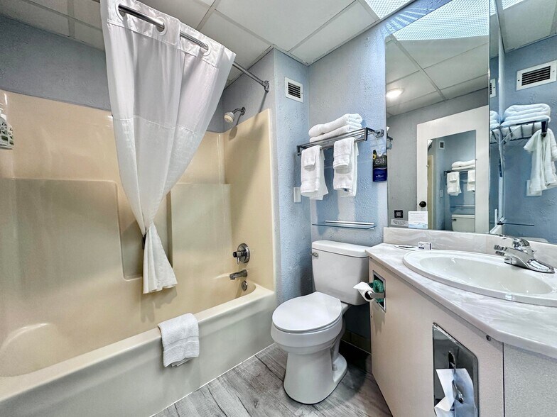 More Photos Of 2075 Highway 192 W, London Hotel For Sale