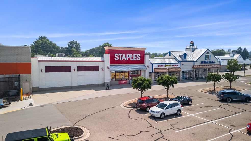 More Photos Of 810-840 Jackson Ave, Grand Haven General Retail For Sale