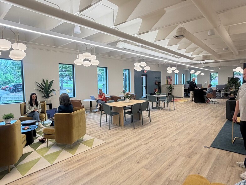 More Photos Of 2378 Wilshire Blvd, Mound Warehouse For Lease