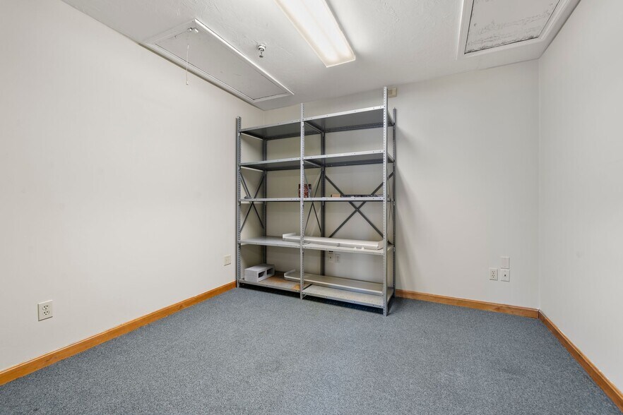 More Photos Of 4-6 Barlows Landing Rd, Pocasset Storefront Retail Office For Sale