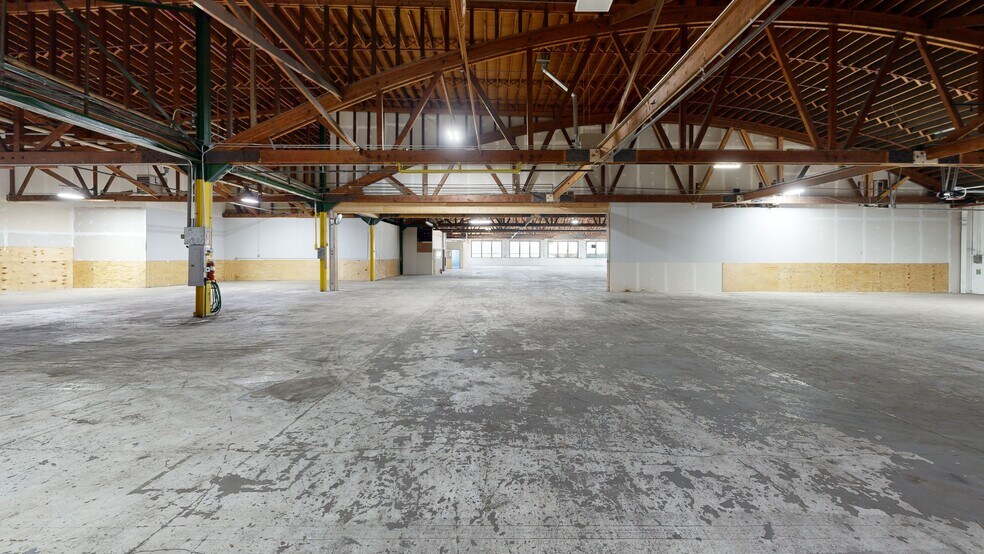 More Photos Of 920 Cedar Ave, St Charles Light Distribution For Lease