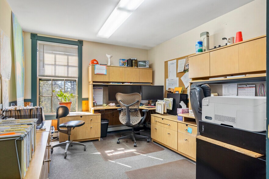 More Photos Of 1037 Wiscasset rd, Boothbay Flex For Sale