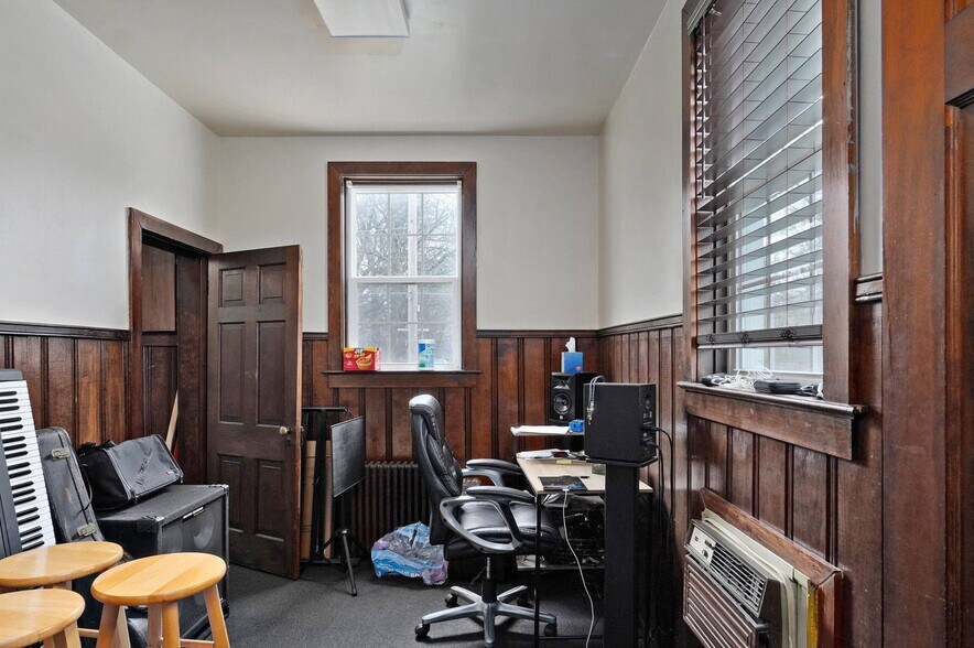 More Photos Of 2440 E Seminole St, Springfield Specialty For Sale