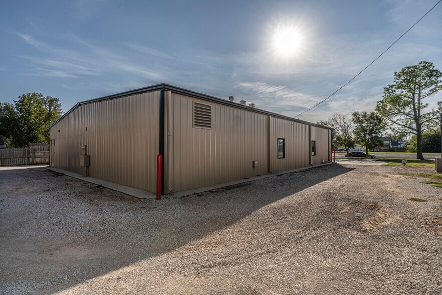 More Photos Of 921 N Lahoma Ave, Norman Light Manufacturing For Sale