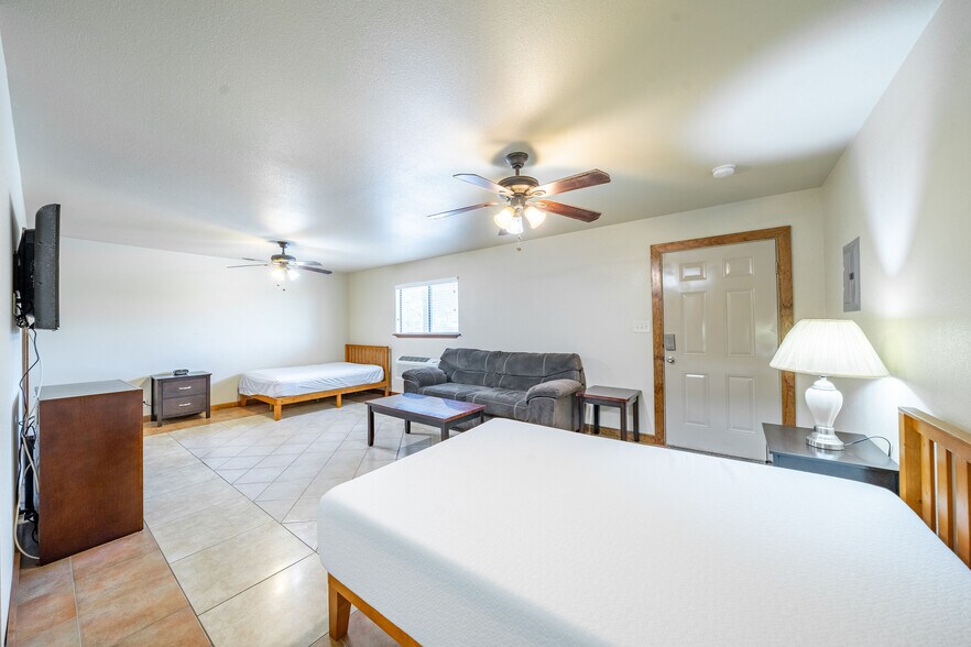 More Photos Of 1609 N Hill St, Three Rivers Apartments For Sale