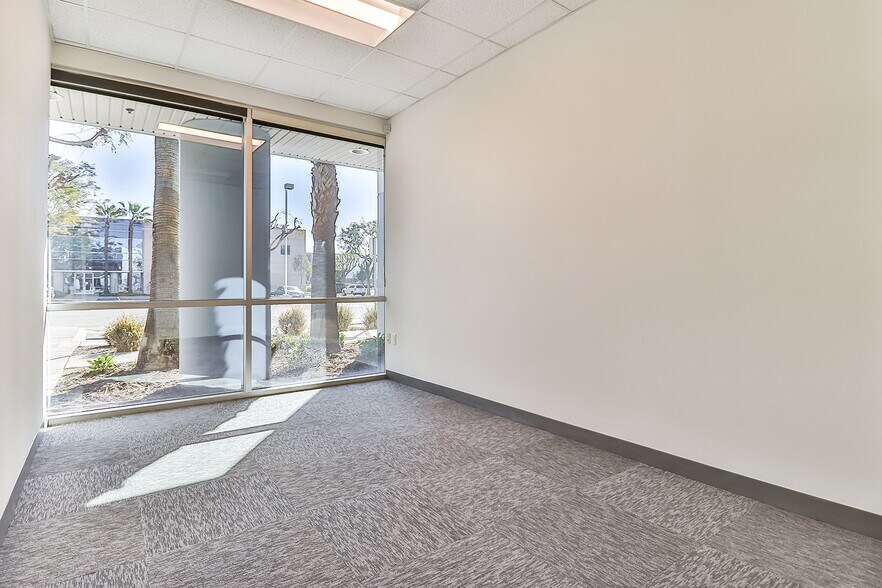 More Photos Of 14350 Arminta St, Panorama City Manufacturing For Lease